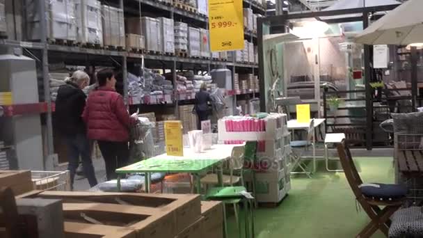 Rusya, Moskova, 15 Haziran 2017: İnsanlar IKEA alışveriş merkezinde yürüyüş yapın — Stok video