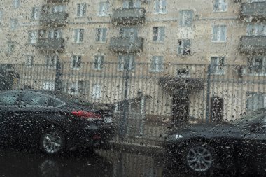 Bir arabanın ön camı üzerinde yağmur damlaları