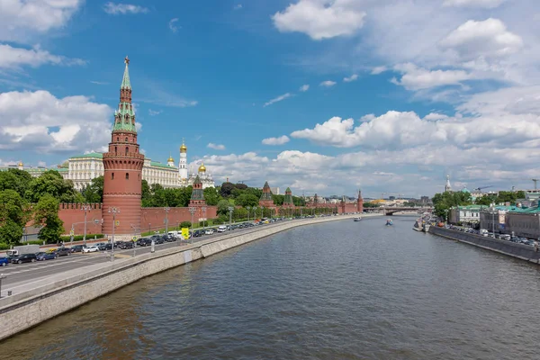 Rusya, Moskova, 8 Haziran 2017: Bentleri, Kremlin Towers Moskova'da görünümünü