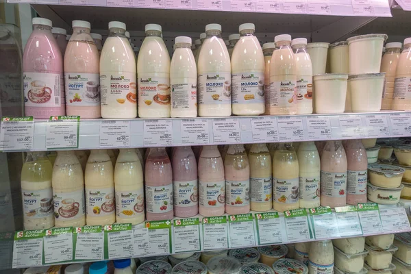 Rosja, Moskwa, 13 czerwca 2017: Asortyment produktów mlecznych w sklepie Myasniv — Zdjęcie stockowe