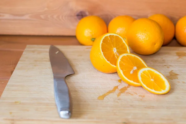 Нарезанный апельсин на деревянной доске — стоковое фото