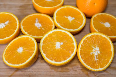 Turuncu bir ahşap tahta üzerine dilimlenmiş