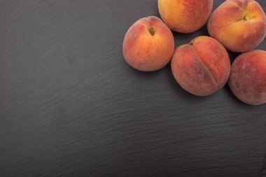 Kayrak veya taş olgun şeftali iyon siyah arka