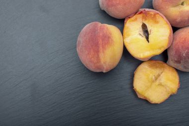 Kayrak veya taş olgun şeftali iyon siyah arka