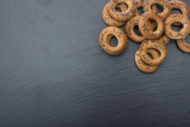 Kayrak veya taş siyah arka plan üzerine kuru simit