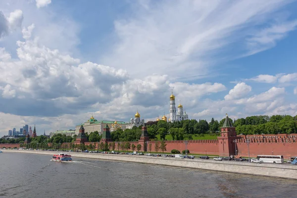 Rusland, Moskou, 8 juni 2017: Weergave van de taluds, Kremlin torens in Moskou — Stockfoto