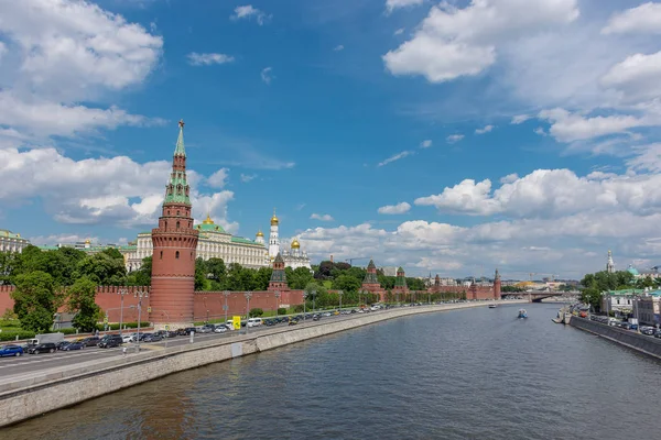 Rusland, Moskou, 8 juni 2017: Weergave van de taluds, Kremlin torens in Moskou — Stockfoto