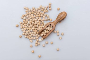 Beyaz arka plan üzerinde nohut ve zeytin ahşap Kepçe