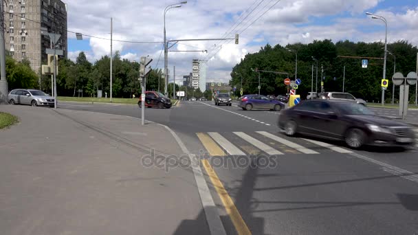 Москва, 24 червня 2017 року: День дорожнього руху із видом на місто з всередині автомобіля. — стокове відео