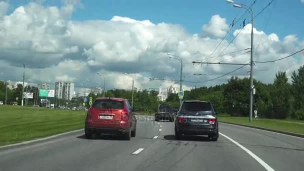 Moskova Rusya, 24 Haziran 2017: Gün şehir yol trafik görünümü üzerinden araba içinde. — Stok video