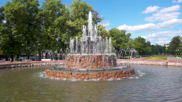 Fuente Repinsky, también conocida como Fuente Bolotny. , Mosocw, Rusia. Slowmoton tiro — Vídeos de Stock