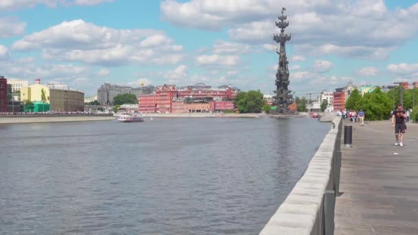 Moscou, Rússia - 28 de junho de 2017: Krymskaya nab. Vista do monumento Pedro, o Grande Estátua — Vídeo de Stock