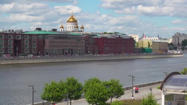 Москва, Россия - 28 июня 2017 г.: Вид Пречистенской набережной. Набережная — стоковое видео