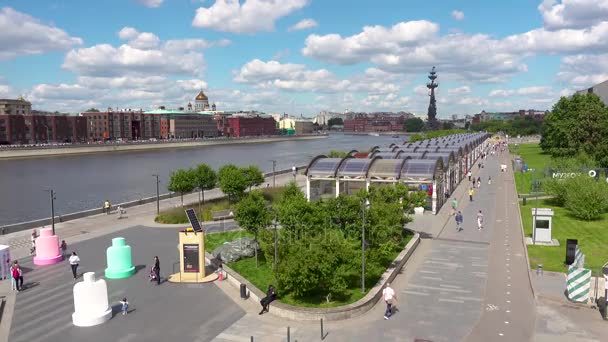 モスクワ, ロシア連邦 - 2017 年 6 月 28 日: Krymskaya エスタディオ ・ Krymsky 橋からモスクワ川ビュー — ストック動画