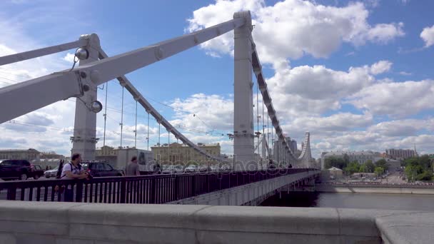 Moscow, Oroszország - 2017. június 28.: Krimszki-híd. — Stock videók
