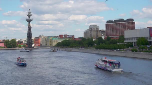 Москва, Россия - 28 июня 2017 г.: Городской водный транспорт по реке Москва — стоковое видео