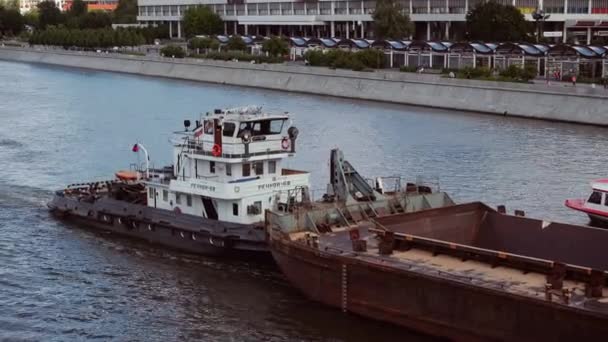 Moscow, Russia - June 28, 2017: Big barge is sailing along the Moscow river — Stock Video