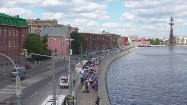 Moskau, russland - 28. Juni 2017: Eine Menschenmenge pilgert zur Kathedrale von Christus dem Erlöser auf der Pretschistenskaja nab. Blick von der Krymsky-Brücke. — Stockvideo