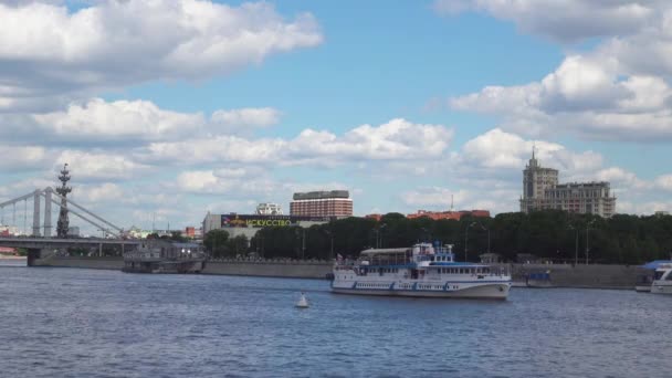 Moscou, Rússia - 28 de junho de 2017: transporte de água da cidade no rio Moscou — Vídeo de Stock