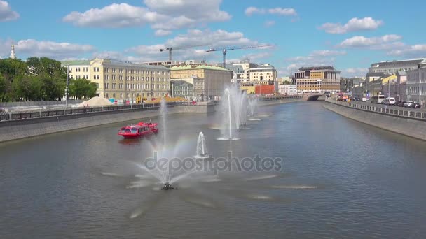Fountains on the Moscow river — Stock Video