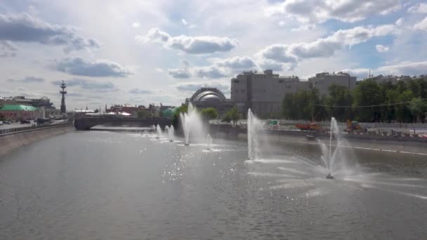 Fountains on the Moscow river — Stock Video