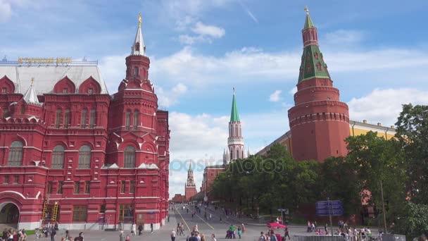 Moscou, Rússia - 28 de junho de 2017: Vista da Praça Vermelha e do Kremlin da Praça Manege — Vídeo de Stock