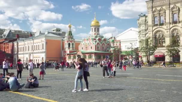 Μόσχα, Ρωσία - 28 Ιουνίου 2017: Άνθρωποι wakk κοντά σε Καθεδρικός Ναός της Παναγίας του Καζάν. — Αρχείο Βίντεο