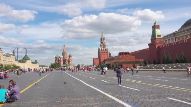 Moscou, Rússia - 28 de junho de 2017: As pessoas estão andando pela Praça Vermelha. Vista da Torre Spasskaya e da Catedral de São Basílio — Vídeo de Stock