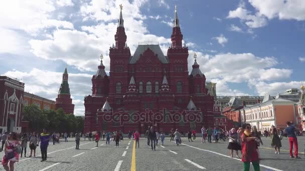 Moscou, Rússia - 28 de junho de 2017: as pessoas estão andando pela Praça Vermelha . — Vídeo de Stock