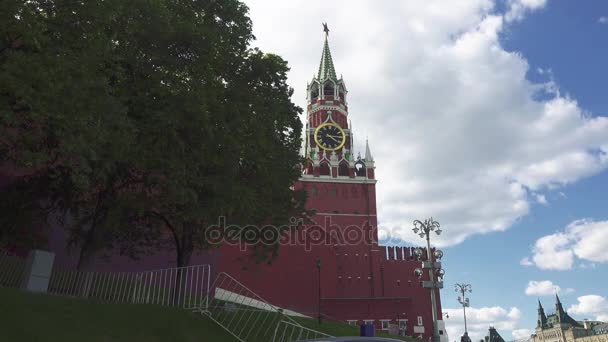 Praça Vermelha. Vista da Torre Spasskaya e da Muralha do Kremlin — Vídeo de Stock