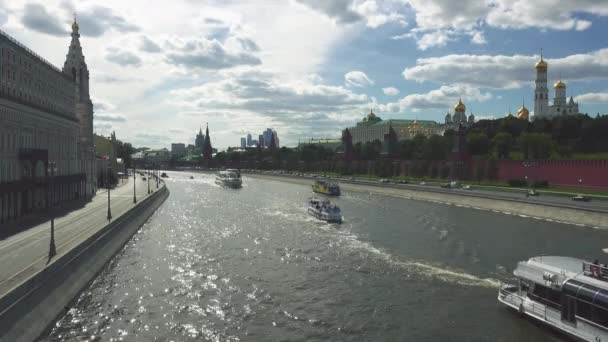 Vários navios turísticos em Moscou em um dia ensolarado claro. Vista de Bolshoy Moskvoretsky Bridge — Vídeo de Stock