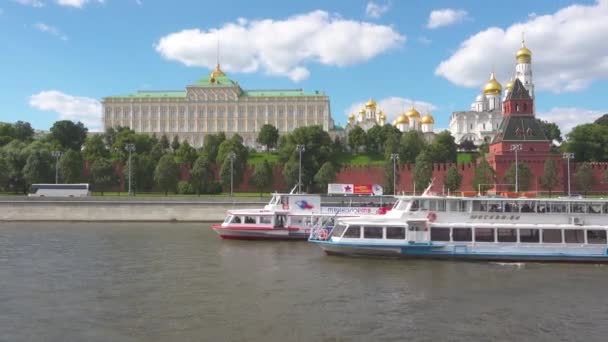 Moscú, Rusia - 28 de junio de 2017: Un barco turístico en el río Moscú flota contra el Muro del Kremlin en la parte histórica de la ciudad — Vídeo de stock