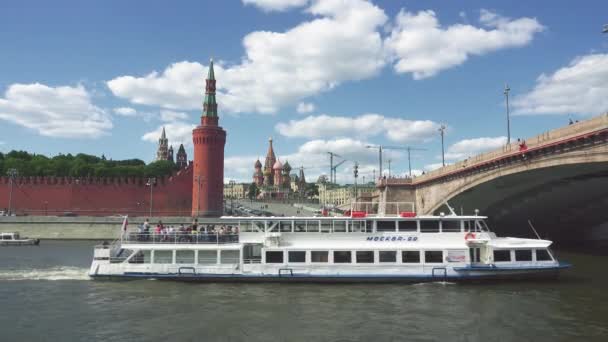 Moscou, Rússia - 28 de junho de 2017: Navio de turismo no rio Moscou flutua contra o Muro do Kremlin na parte histórica da cidade — Vídeo de Stock