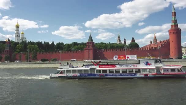 Moscú, Rusia - 28 de junio de 2017: Un barco turístico en el río Moscú flota contra el Muro del Kremlin en la parte histórica de la ciudad — Vídeo de stock