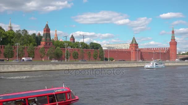 Moskva, Ryssland - 28 juni 2017: Turist fartyget på de Moskva floden flyter på mot Kreml väggen i den historiska delen av staden — Stockvideo