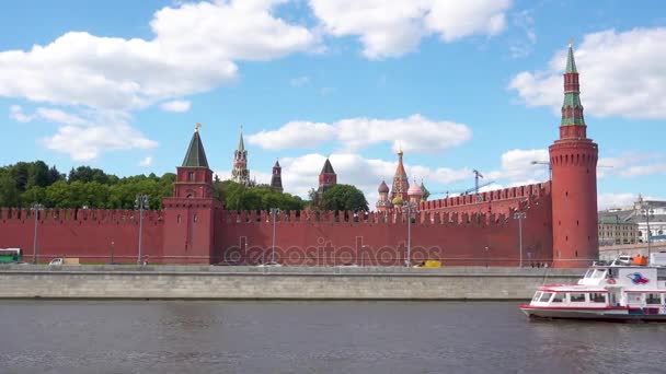 Moskova, Rusya - 28 Haziran 2017: Turistik gemi üzerinde Moskova Nehri yüzen şehrin tarihi kesiminde Kremlin duvara — Stok video
