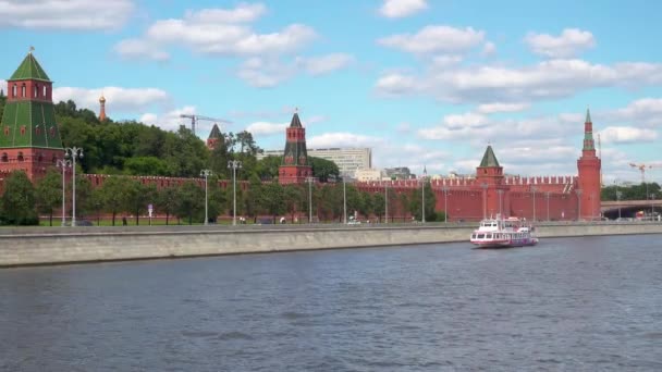 Moskva, Ryssland - 28 juni 2017: Turist fartyget på de Moskva floden flyter på mot Kreml väggen i den historiska delen av staden — Stockvideo