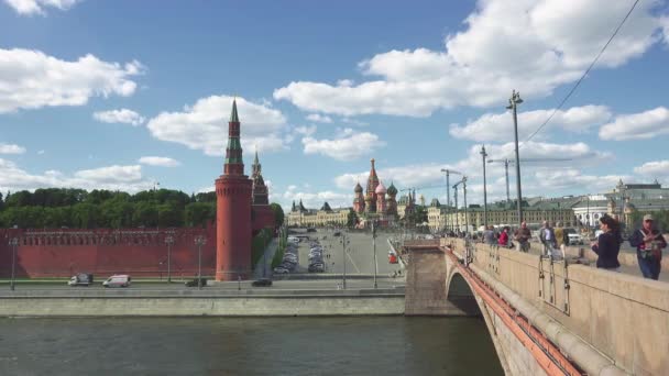 Moscou, Rússia - 28 de junho de 2017: Vista do Kremlin, do Muro do Kremlin, da Catedral de São Basílio e da Ponte Moskvoretsky Bolshoy com Sofiyskaya naberezhnaya — Vídeo de Stock