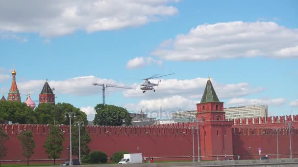 Москва, Россия - 28 июня 2017 года: вертолет взлетает из Кремля — стоковое видео