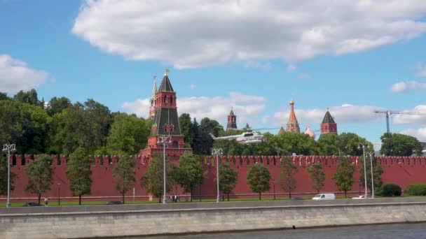 Utsikt över Kreml vägg och Moskva floden från Sofiyskaya vallen — Stockvideo