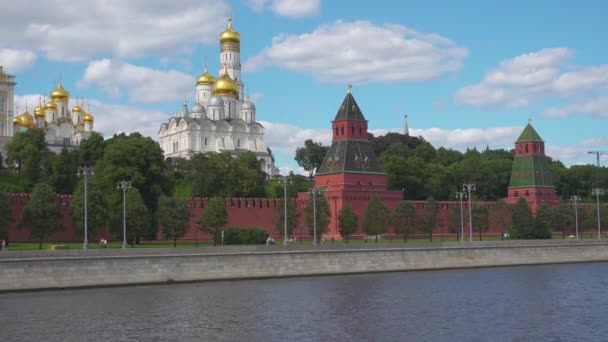 View of the Kremlin Wall and Moscow River from Sofiyskaya Embankment — Stock Video