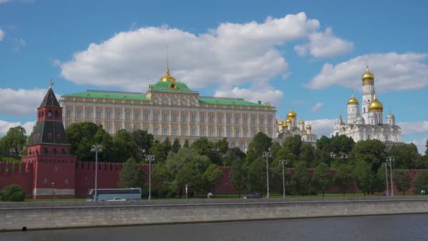Kremlin duvarı ve Moskova Nehri Sofiyskaya set üzerinden görünümü — Stok video