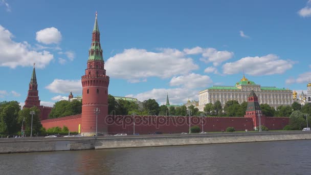 Vista del muro del Kremlin y del río Moscú desde Sofiyskaya Embankment — Vídeo de stock