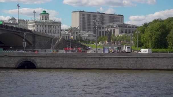 Vista da Praça Borovitskaya com o Sofiyskaya Embankment — Vídeo de Stock