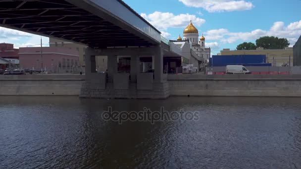 Vista de baixo da ponte Patriarshy. Catedral de Cristo Salvador — Vídeo de Stock