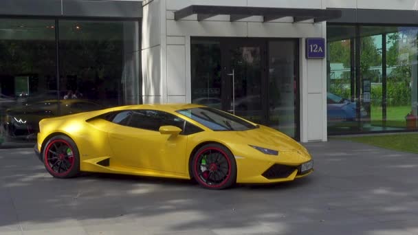 Moskau, russland - 29. Juni 2017: lamborghini moskau. Lamborghini-Händler in Moskau. Gelber Lamborghini in der Nähe des Händlerzentrums — Stockvideo