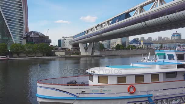 モスクワ, ロシア連邦 - 2017 年 6 月 29 日: バグラチオン橋とモスクワ川 — ストック動画