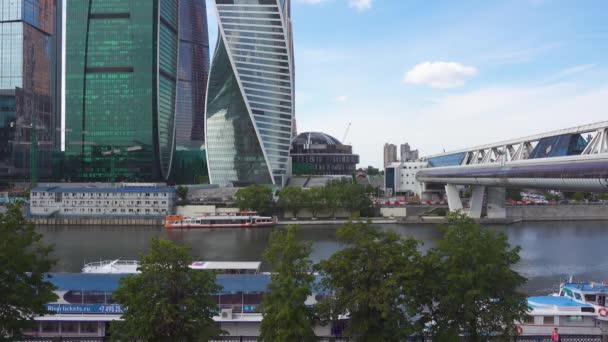 Moscow, Oroszország - 2017. június 29.: Bagration-híd és a Moszkva-folyó — Stock videók