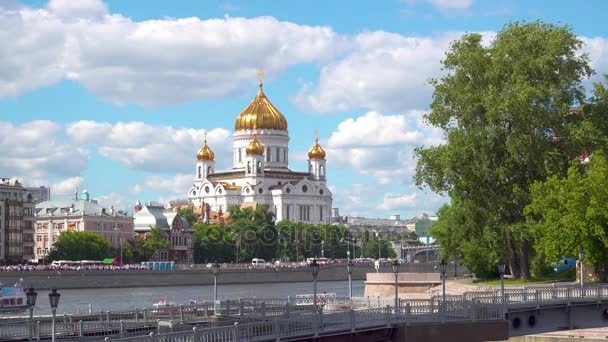 Москва, Россия - 28 июня 2017 г.: Туристический корабль на реке Москва. Собор Христа Спасителя — стоковое видео