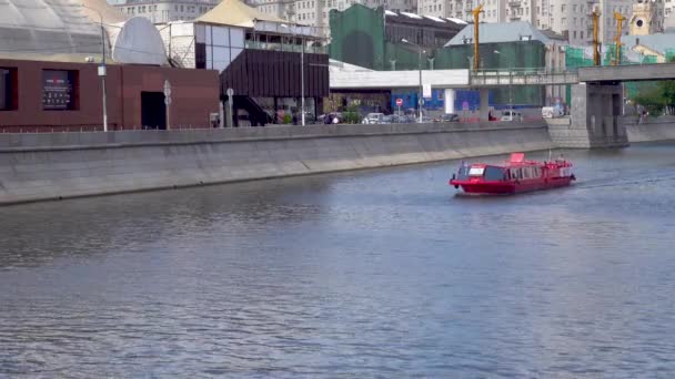 Rotes Touristenboot auf dem Fluss Moskau — Stockvideo